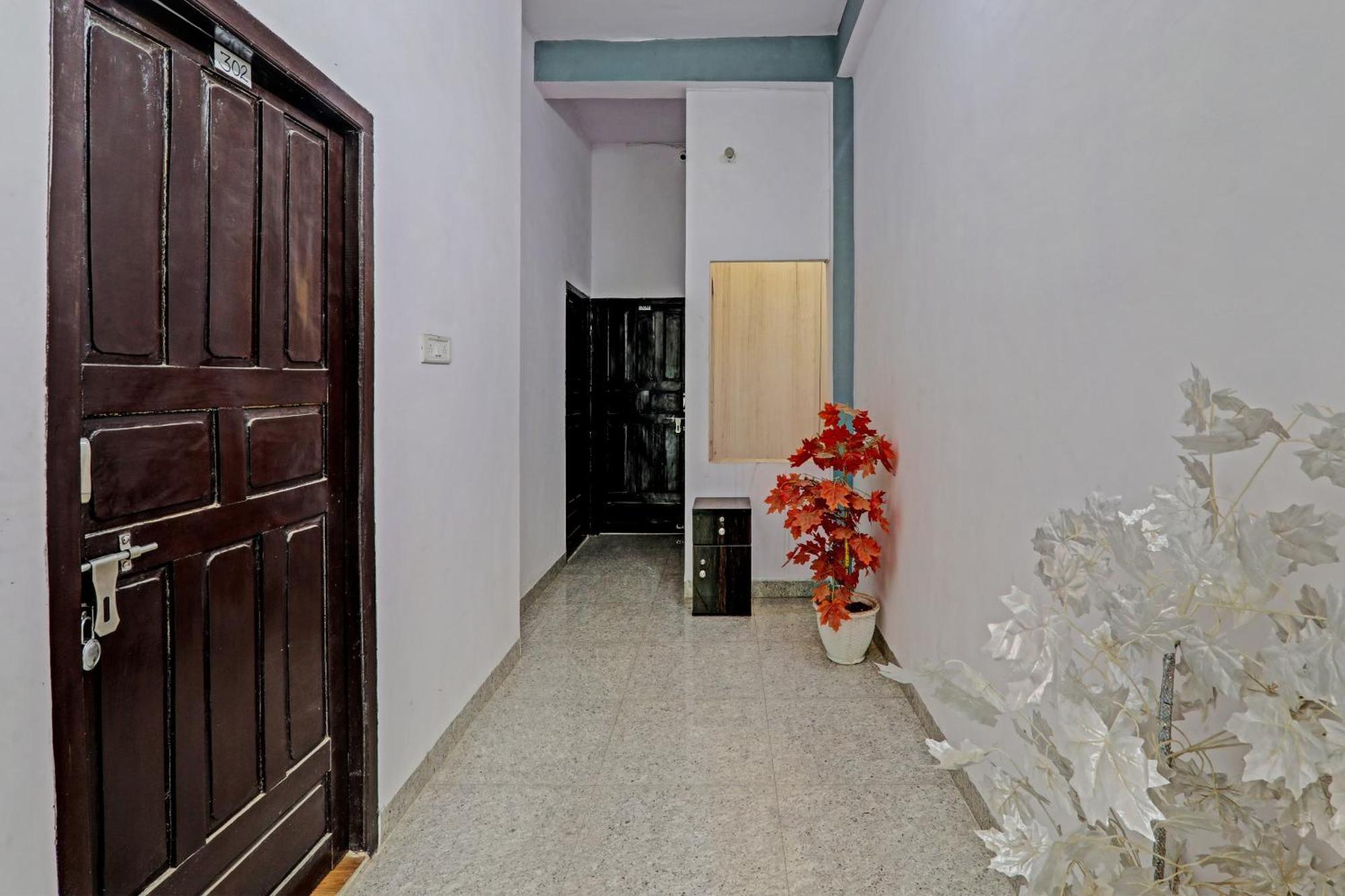 Oyo Hotel Crown Lucknow Exterior photo