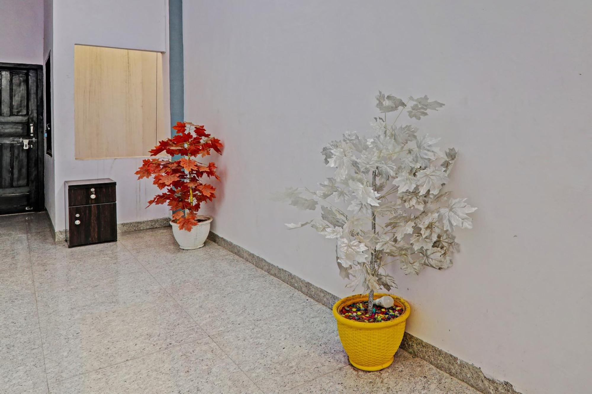 Oyo Hotel Crown Lucknow Exterior photo