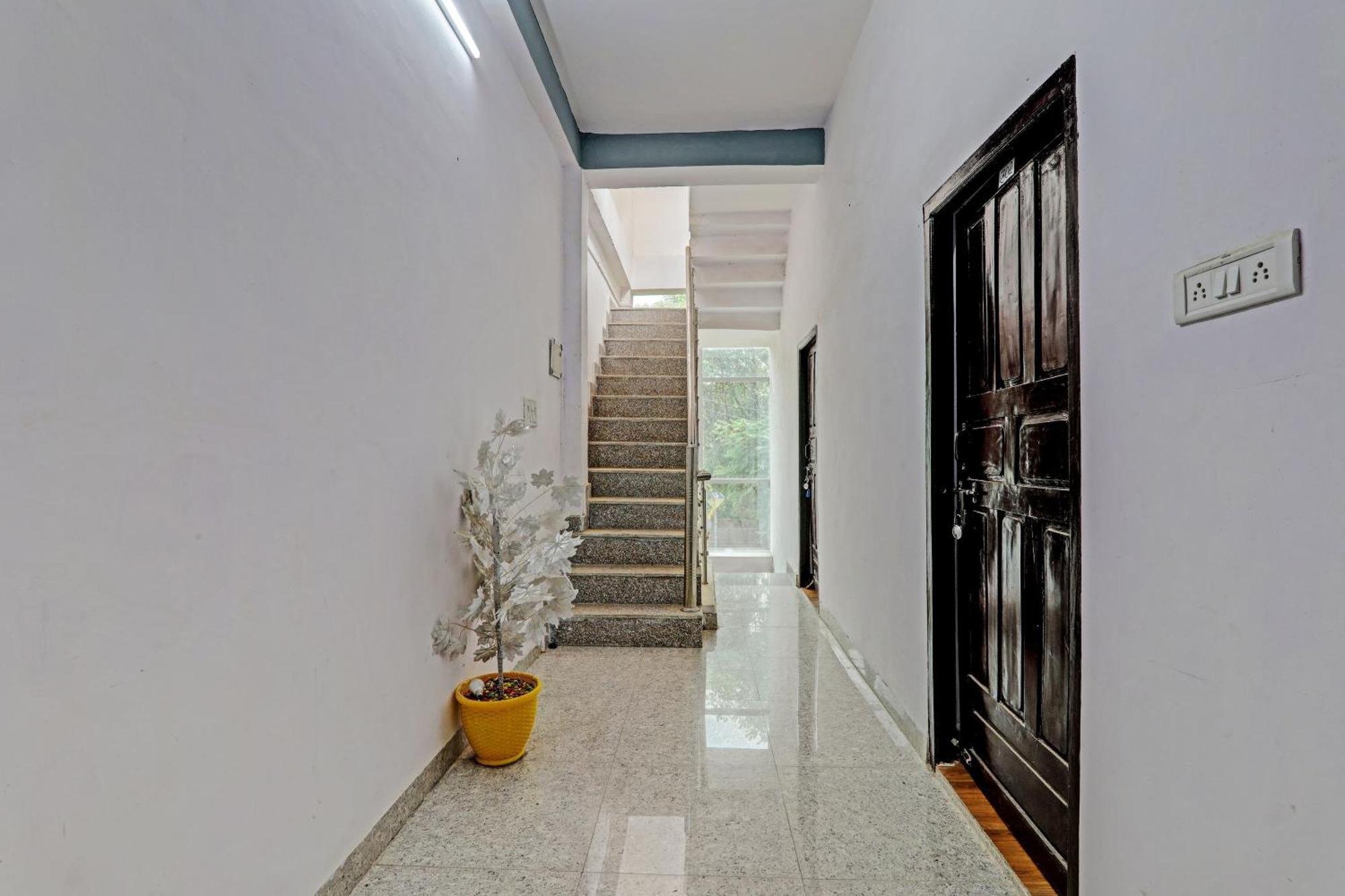 Oyo Hotel Crown Lucknow Exterior photo