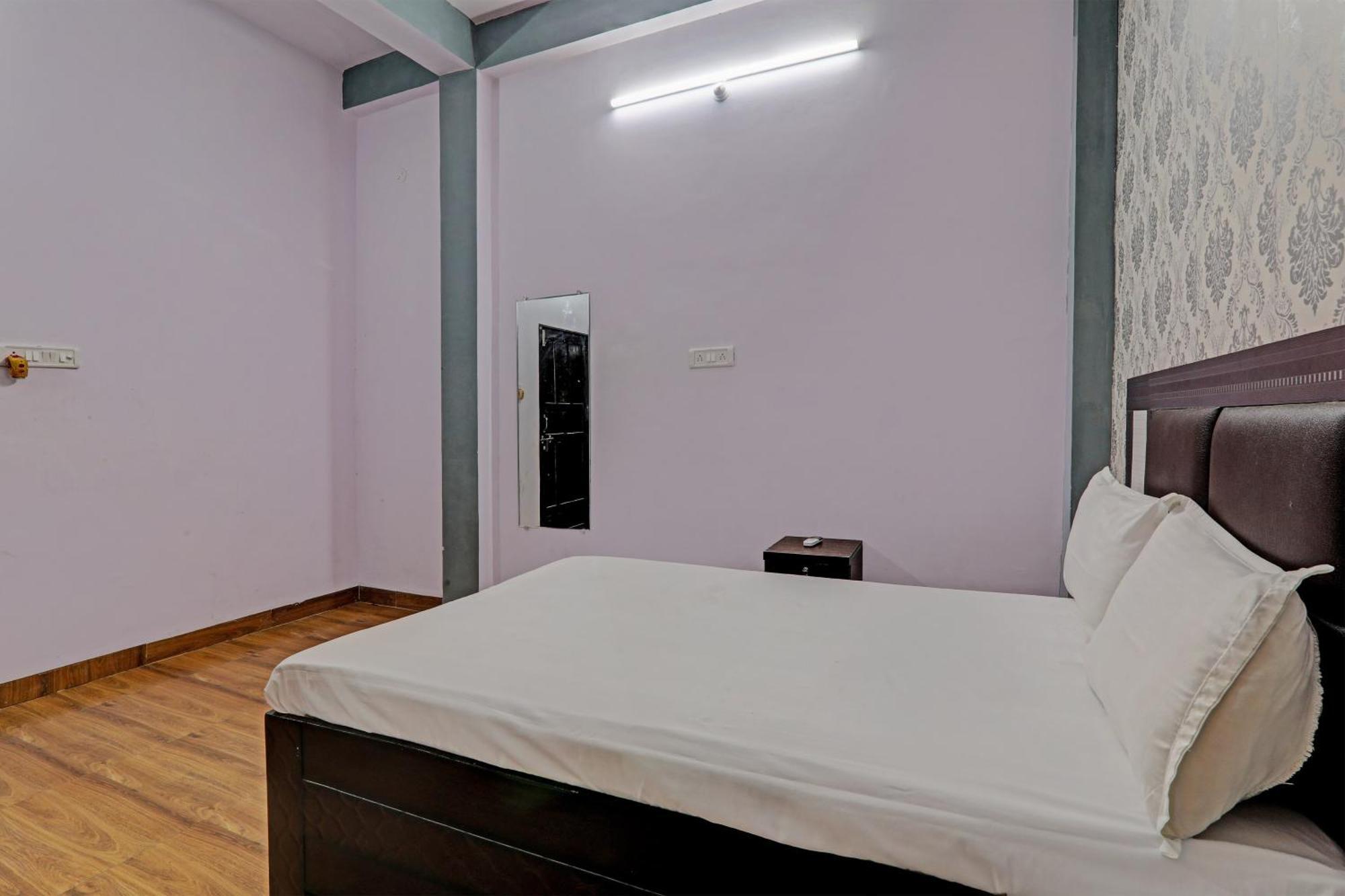 Oyo Hotel Crown Lucknow Exterior photo