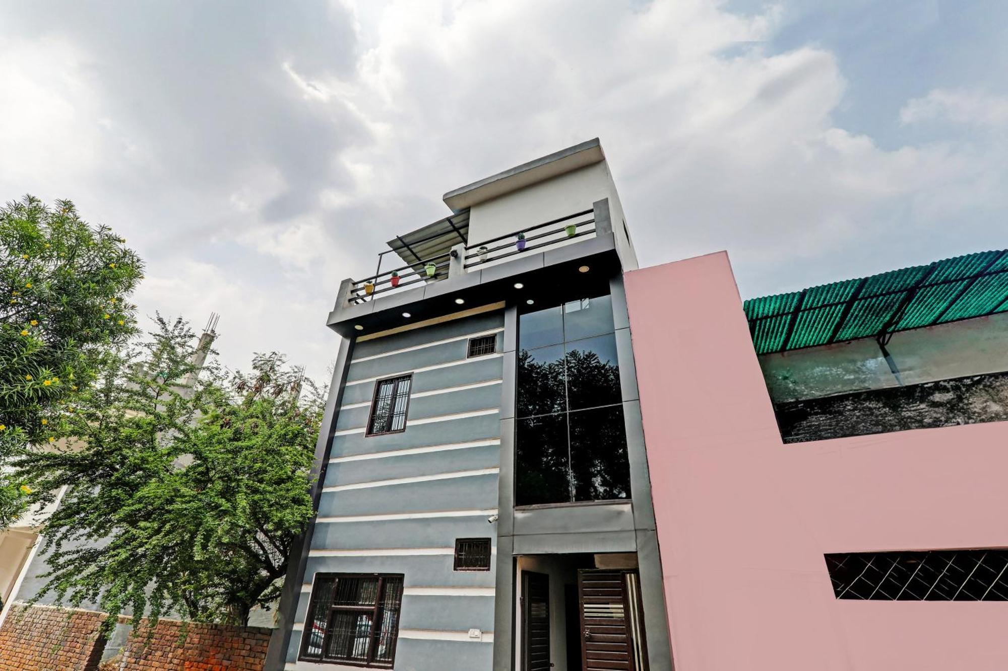 Oyo Hotel Crown Lucknow Exterior photo